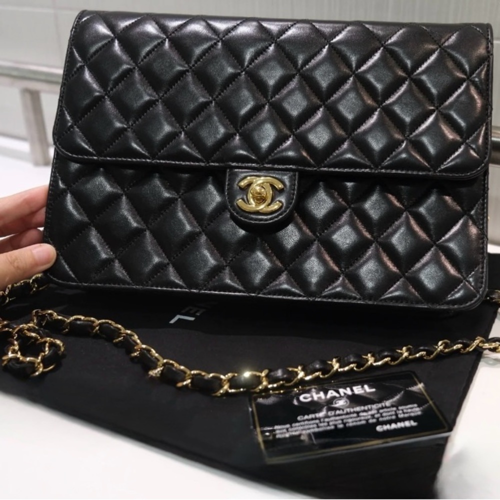 100% Authentic CHANEL CC Logo Matelassé 25
